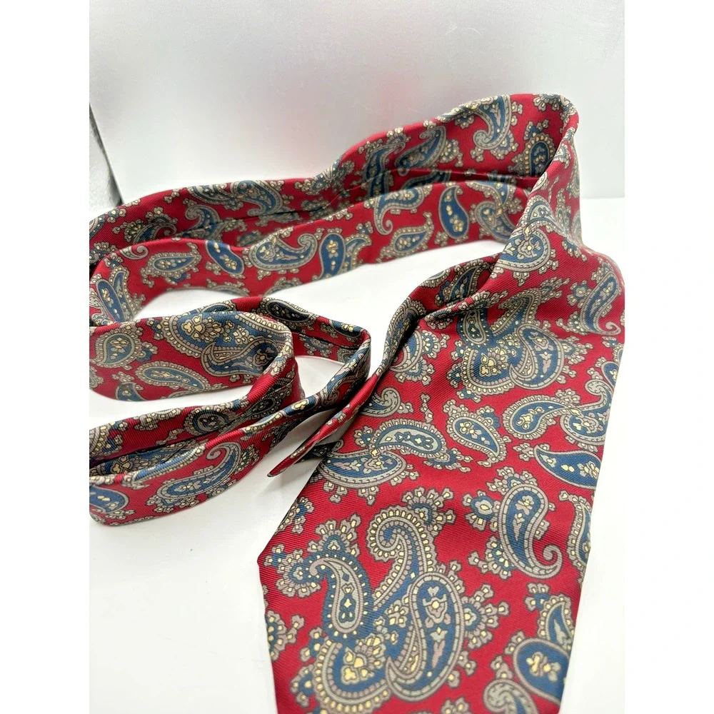 Red Paisley Valentino Cravatte Silk Tie Made in USA Italian Material Vintage